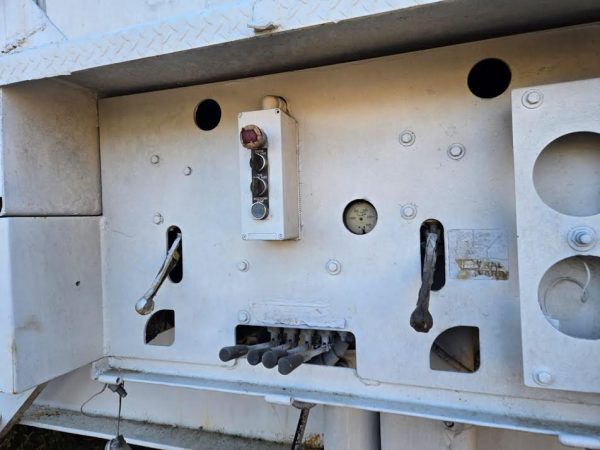 1997 Diamond Z PWG 1463B Tub Grinder with Cat Engine - Image 22